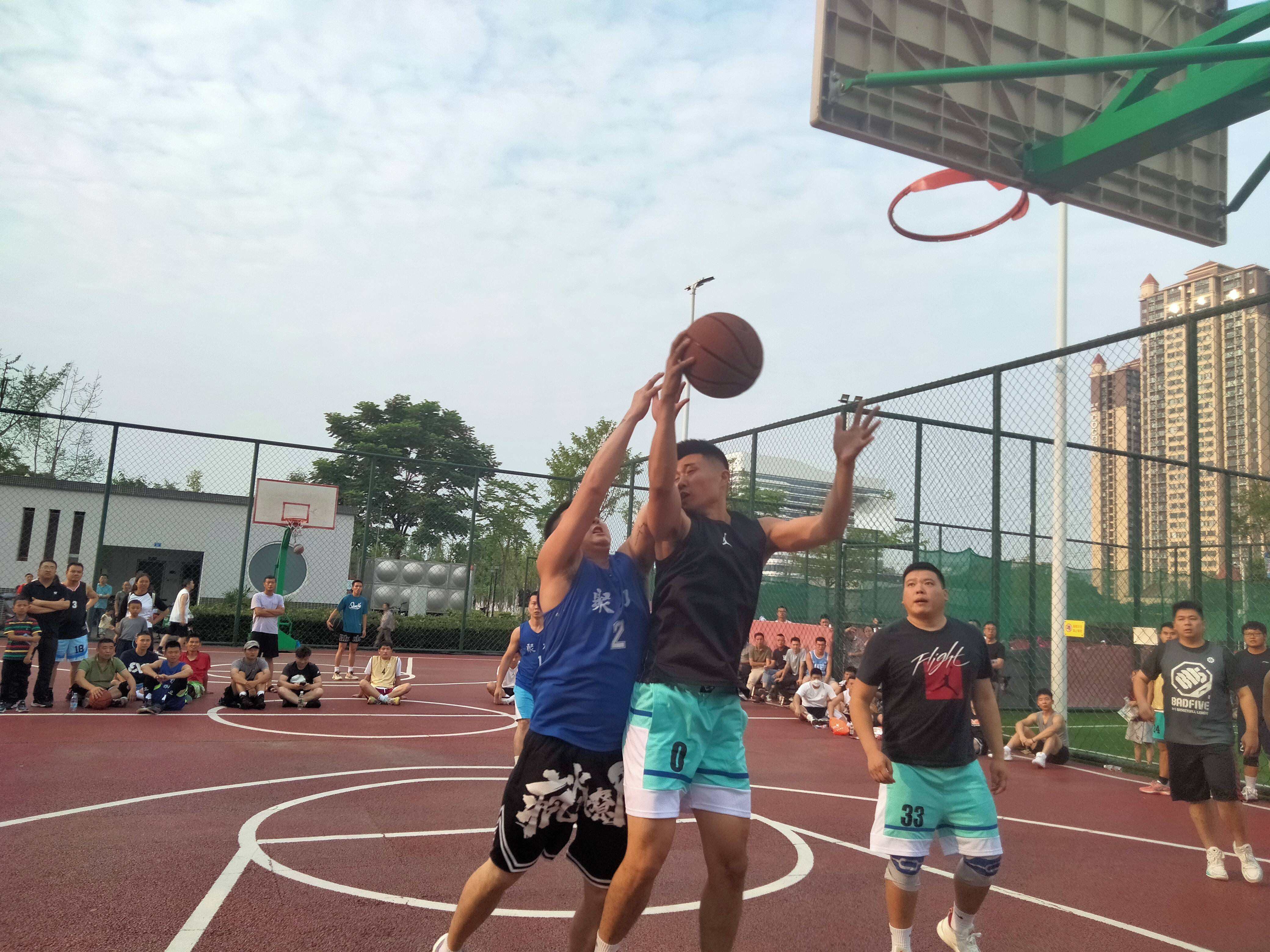 精彩的篮球比赛正在为观众带来无穷乐趣